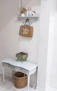 میز و آویز طوسی رنگ