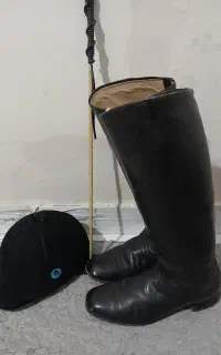 چکمه کلاه و شلاق اسب سواری