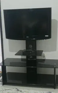 تلویزیون و میز ال سی دی LG