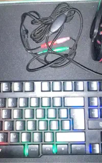 کیبورد RGB به همراه هدفون