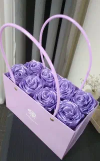 باکس گل رز روبانی یاسی ۸ شاخه، مناسب هدیه