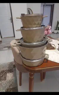 ۴قابلمه سایز بزرگ به همراه یک تابه بزرگ ۶