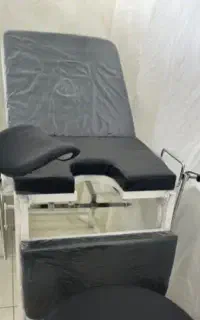 تخت معاینه مامایی ژنیکولوژی و چراغ معاینه