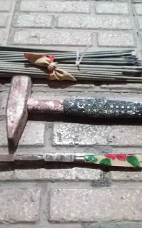 یک عدد قند شکن و یک چکش سنگین فروشی