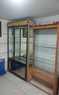 ویترین مغازه ایستاده