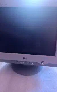 دو مانیتور کامپیوتر