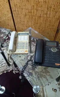 سه عدد عسلی شیشه ای مبل ب همراه دو عدد تلفن