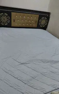 تخت خاب تمیز وسالم با دوتا پاتختی