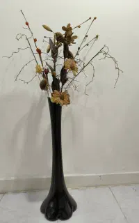 گلدان با گل مصنوعی