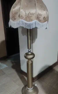 آباژور ایستاده