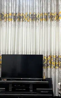 میز تیوی و پرده