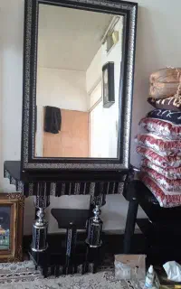 آینه و کنسول و تابلو فرش و ان یکات.