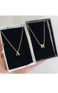 گردنبند حرف انگلیسی واسمی برای روز