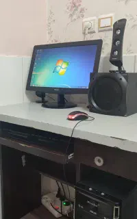 کامپیوتر به همراه میز وصندلی