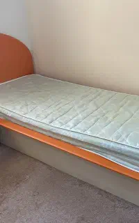تختخواب یک نفره به همراه پاتختی