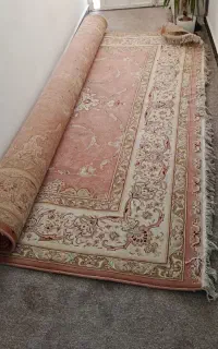 قالی و مبل و میز و متکا