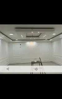 کارگر سفید کادری کمکی  دست به ماله