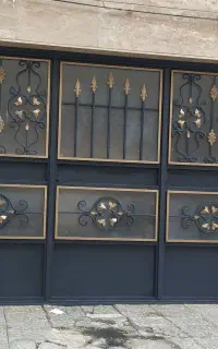 نقاشی درب آهنی  و دیوار داخلی ساختمان