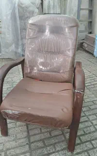 صندلی چرم  ومیز وسط اداری