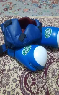 یک جفت دستکش و کلاه بوکس