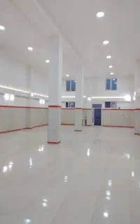 مغازه بزرگ همکف، ۲۱۵ مترمربع