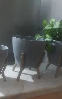 ۴ عددگلدان مهرنی  و یک بوته ی مصنوعی با زیر گلدانی