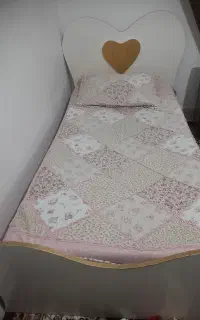 تخت وکمد