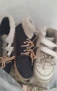 تعدادی لباس وکفش بچه گانه