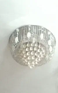 لوستر و کنار پرده