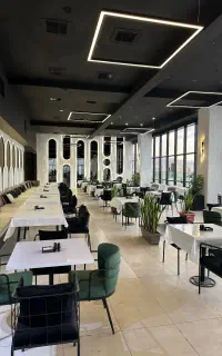 پیتزا زن و خمیرگیر حرفه ای رستوران فرنگی