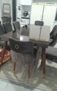میز ناهار خوری ۸ نفر هست