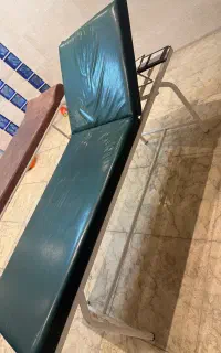 تخت معاینه و بستری دو شکن کاملا نو و سالم