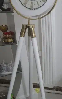 ساعت سه پایه ایستاده