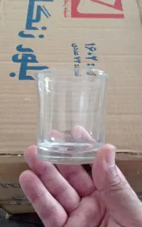 لیوان شفاف بی رنگ