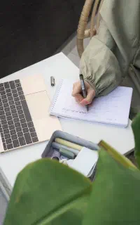 تایپیست دور کار در منزل با گوشی