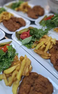 سرآشپز آماده استخدام و ارائه خدمات