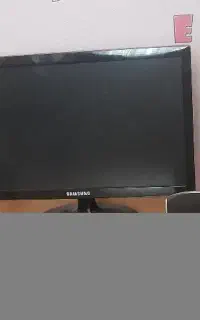 کامپیوتر و میز