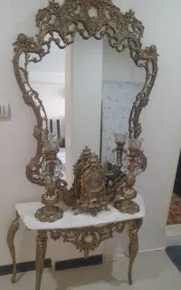 یک عدد آیینه و شمعدان