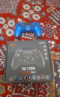 دو عدد دسته ی ps4 یک عدد هارد اکسترنال ۱ ترا