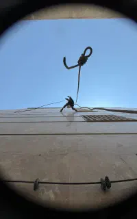 کار در ارتفاع با طناب پیچ رولپلاک و شست و شوی نما