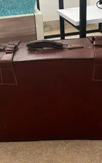 چمدان به همراه دوربین نوار رادیو و ..