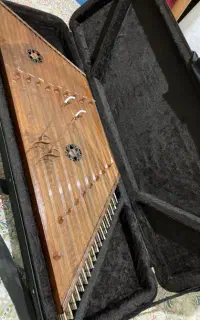 سنتور به همراه میز