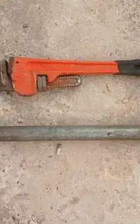 چکش فلزی و لوله گیر