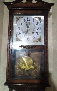 ساعت دیواری قدیمی
