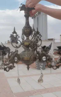 یک لوستر زیبا با نور ملایم.