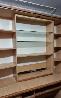 میز کامپیوتر و قفس کتاب و ویترین