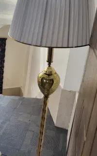 آباژور ایستاده