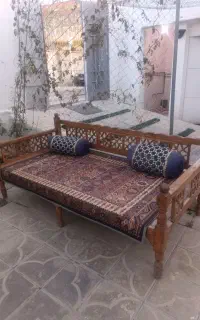 تخت چوبی و میز و صندلی سه بعدی