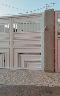 در حیاط نرده و پنچره رنگ کاری با دقت