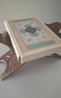 رحل قرآن همراه یک جلد قرآن
